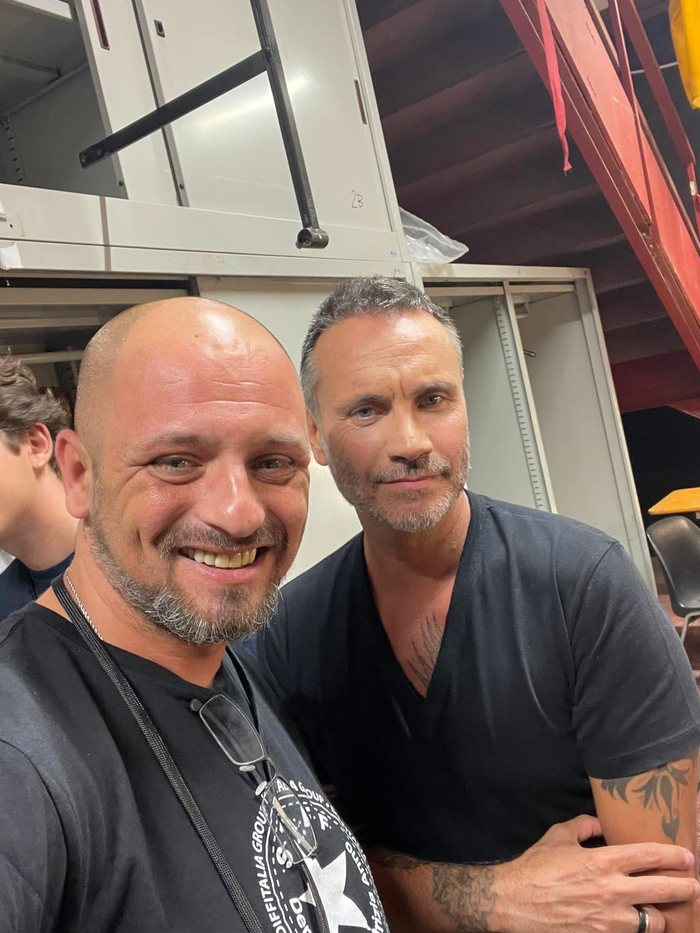 Luca Paparone nel backstage di un concerto insieme a un cantante
