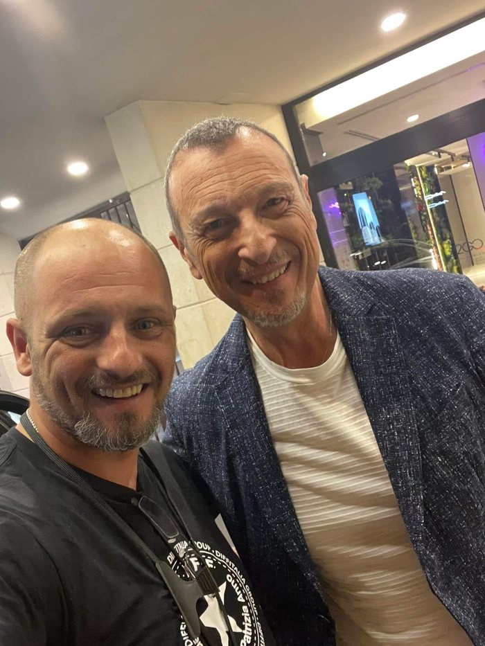 Luca Paparone insieme a un conduttore televisivo