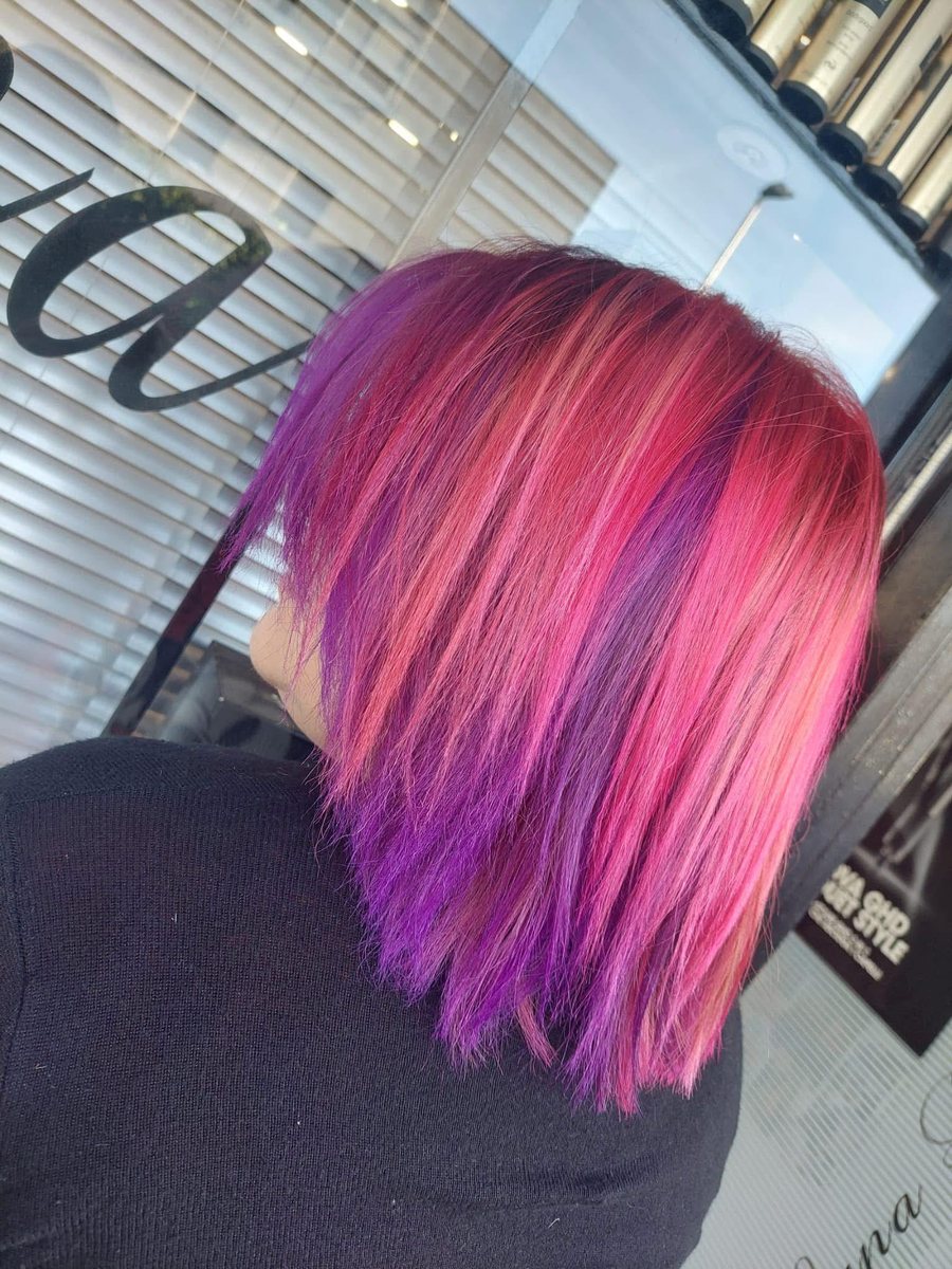Caschetto scalato con colore rosa e viola, lavoro di Luca Paparone